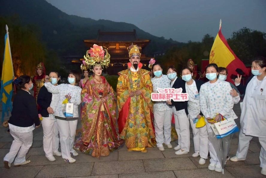 “向我們身邊的‘南丁格爾’致敬”《長(zhǎng)恨歌》專場(chǎng)演出公益活動(dòng)(圖1) “向我們身邊的‘南丁格爾’致敬”《長(zhǎng)恨歌》專場(chǎng)演出公益活動(dòng)(圖1)